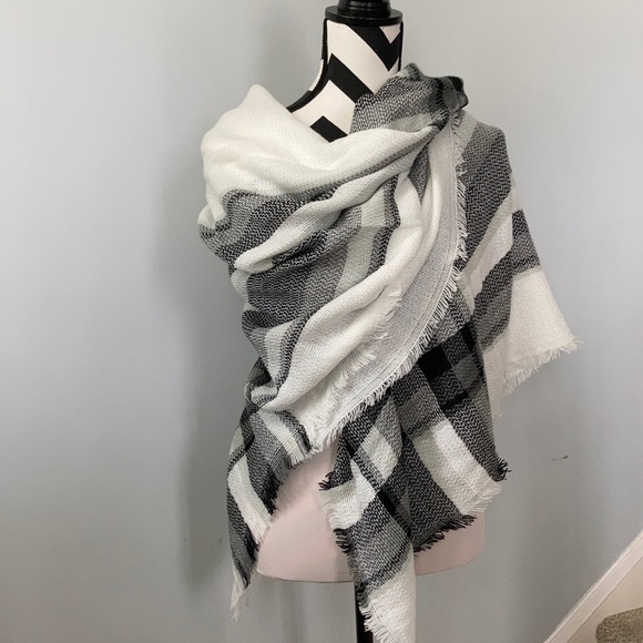 Black & Creamy White Blanket Scarf - Picture 3 of 4
